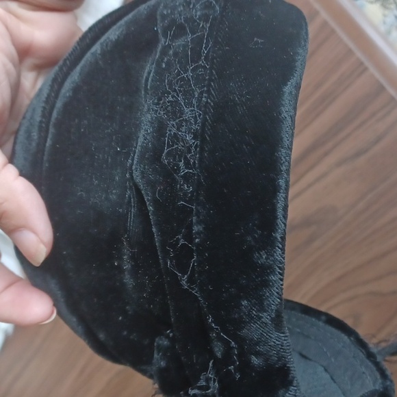 Vintage 1920's Black Velvet Hat with Raven Feathers - Picture 5 of 6